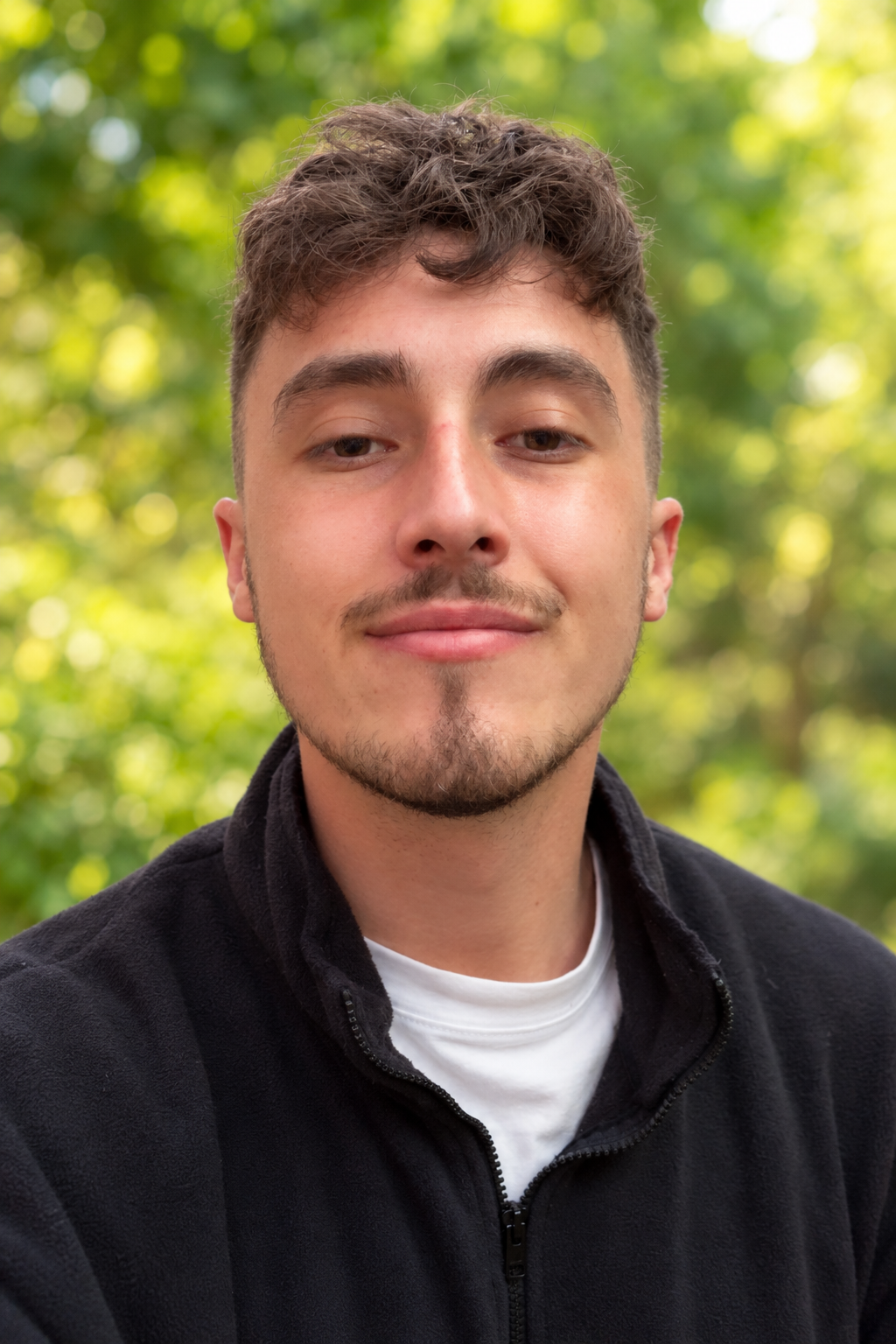 Portret v rozostrene zelene zahrade